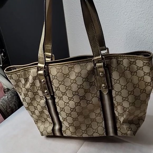AUTHENTIC GUCCI mini tote! ๐
Great used condition. - Picture 2 of 15
